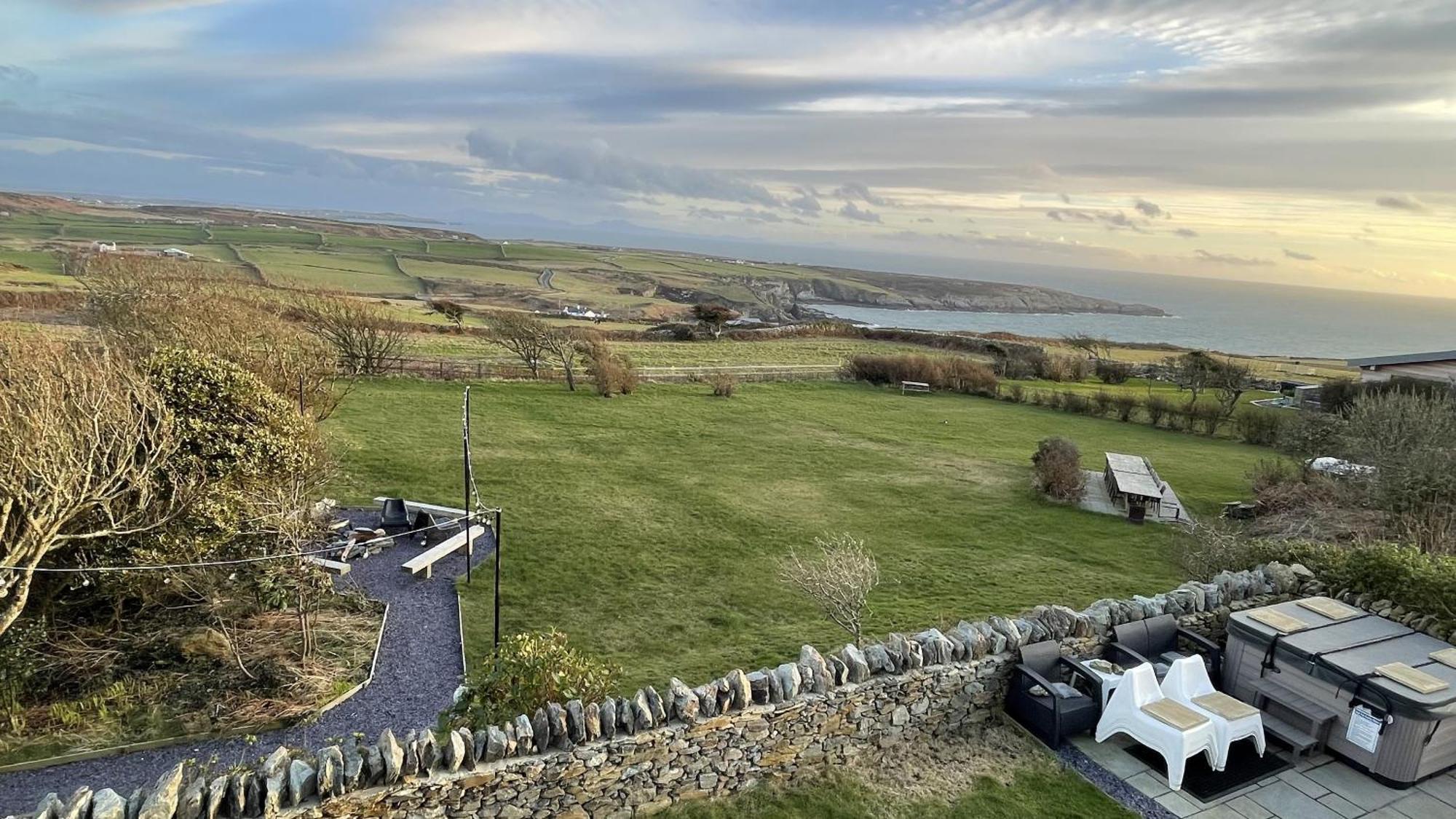 Tan Y Cytiau Villa Holyhead Exterior photo